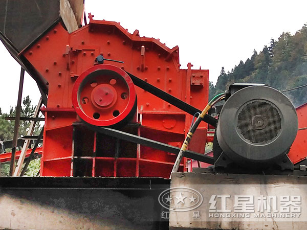 河卵石破碎生產(chǎn)線現(xiàn)場圖片2 河卵石破碎生產(chǎn)線現(xiàn)場圖片2