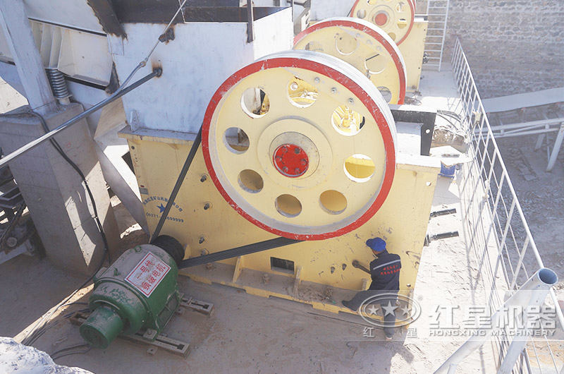 配鄂破機+反擊破的日產5萬噸石子破碎生產線現場1 配鄂破機+反擊破的日產5萬噸石子破碎生產線現場1