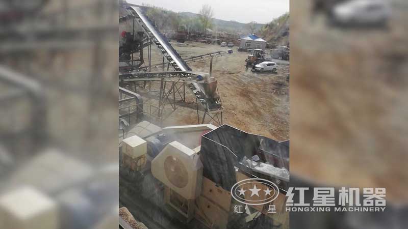 青石移動破碎站現場,出料均勻,運行平穩 青石移動破碎站現場,出料均勻,運行平穩