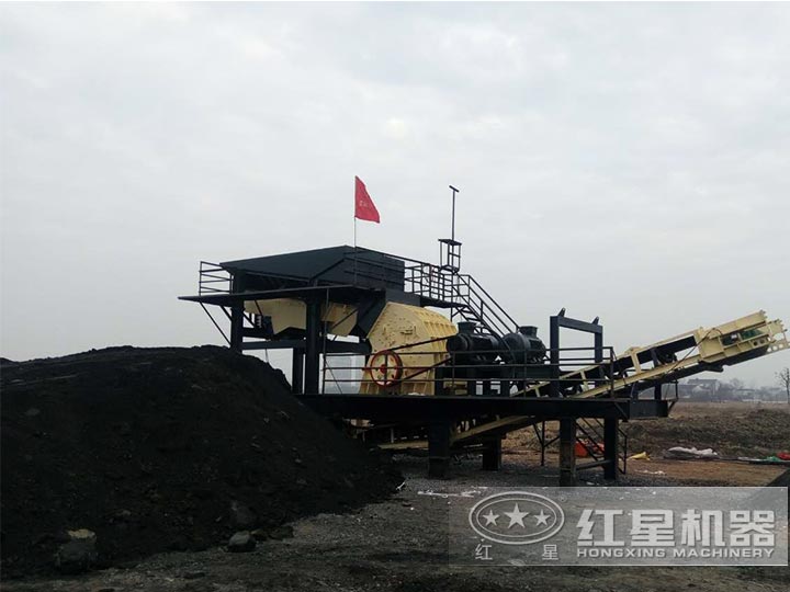 重錘式輪胎移動破碎機作業(yè)現(xiàn)場 重錘式輪胎移動破碎機作業(yè)現(xiàn)場