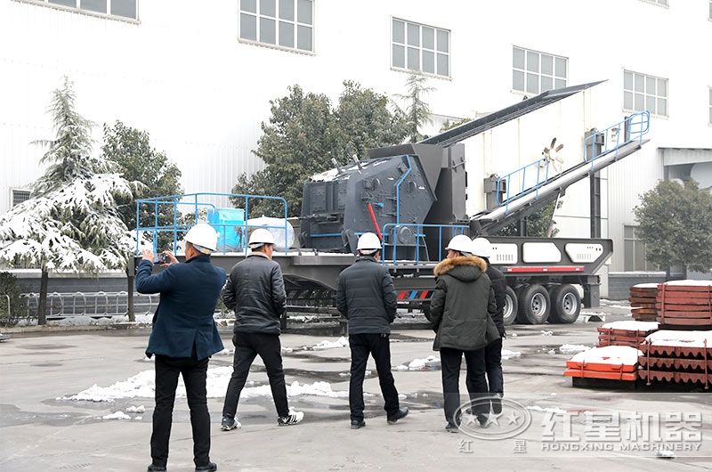 車(chē)載流動(dòng)碎石機(jī)廠家價(jià)格實(shí)惠,客戶(hù)現(xiàn)場(chǎng)參觀 車(chē)載流動(dòng)碎石機(jī)廠家價(jià)格實(shí)惠,客戶(hù)現(xiàn)場(chǎng)參觀