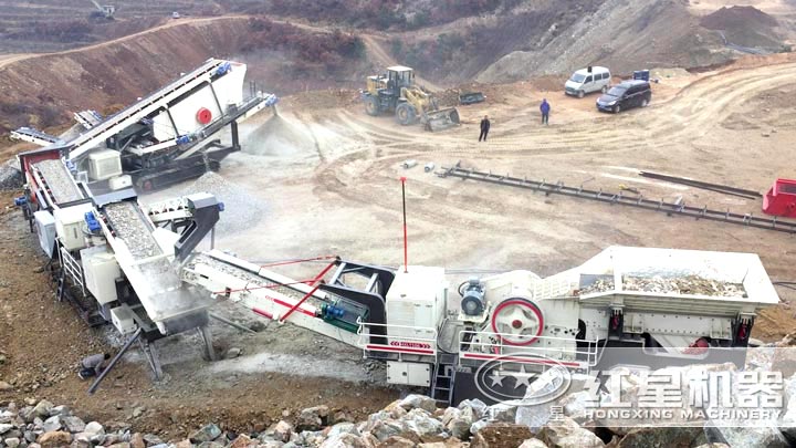 履帶移動(dòng)顎破機(jī)+履帶移動(dòng)圓錐破+履帶振動(dòng)篩一體機(jī)三臺(tái)設(shè)備聯(lián)合作業(yè)