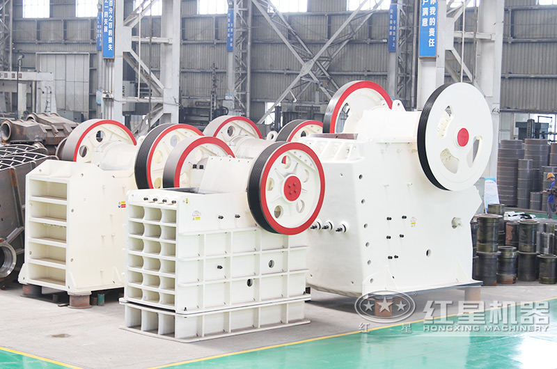 PE1200\*1500顎破機(jī)敢碎硬石,從容面對(duì)鐵礦石粗碎,出料更均勻