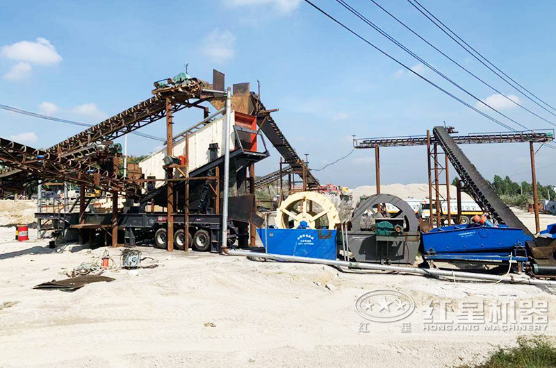 移動破碎生產(chǎn)線配合固定洗砂機(jī)作業(yè)現(xiàn)場 移動破碎生產(chǎn)線配合固定洗砂機(jī)作業(yè)現(xiàn)場