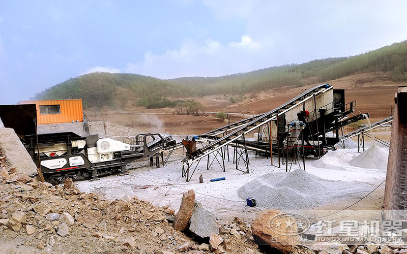 全套流動(dòng)式破碎設(shè)備現(xiàn)場(chǎng) 全套流動(dòng)式破碎設(shè)備現(xiàn)場(chǎng)