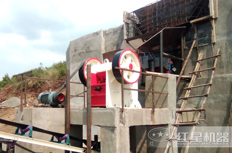 時(shí)產(chǎn)50噸顎式破碎機(jī)工作現(xiàn)場(chǎng)圖 時(shí)產(chǎn)50噸顎式破碎機(jī)工作現(xiàn)場(chǎng)圖