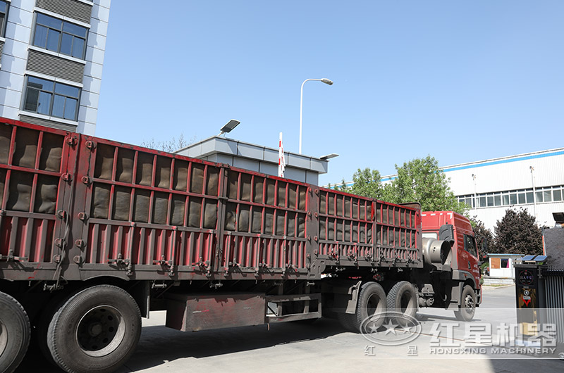 蝸牛石子破碎機設備裝車發貨 蝸牛石子破碎機設備裝車發貨