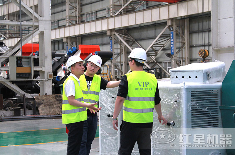 客戶(hù)到設(shè)備生產(chǎn)車(chē)間考察 客戶(hù)到設(shè)備生產(chǎn)車(chē)間考察