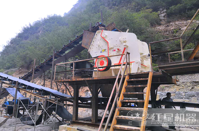 臥式反擊破碎機(jī)圖片 臥式反擊破碎機(jī)圖片