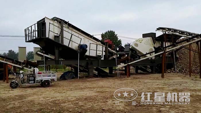 一小時400方的車載重錘破碎石車作業(yè)現(xiàn)場 一小時400方的車載重錘破碎石車作業(yè)現(xiàn)場