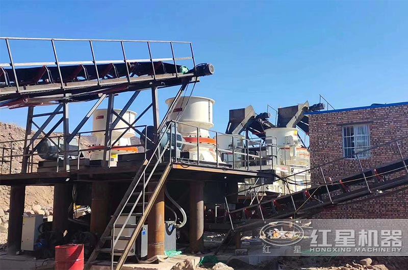 圓錐破碎機(jī)作業(yè)現(xiàn)場(chǎng) 圓錐破碎機(jī)作業(yè)現(xiàn)場(chǎng)