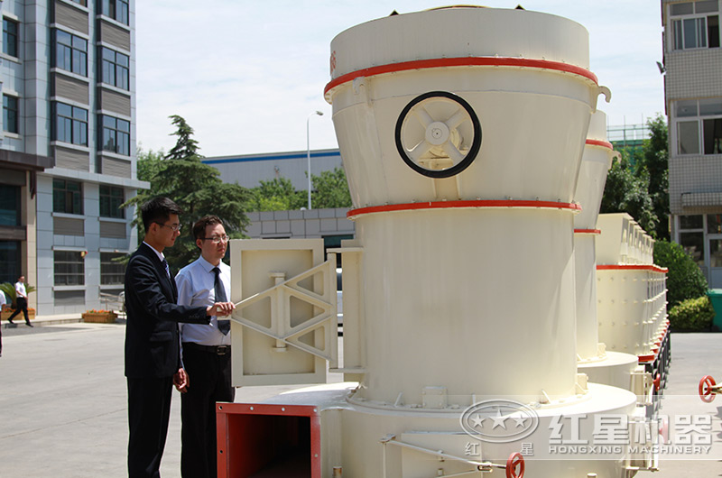 客戶來廠考察石灰石磨粉機設備 客戶來廠考察石灰石磨粉機設備