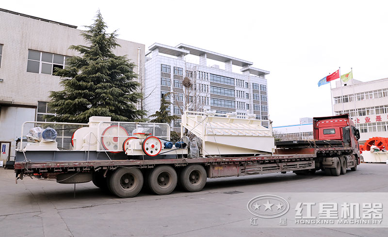 紅星對輥制砂機裝車發貨現場 紅星對輥制砂機裝車發貨現場